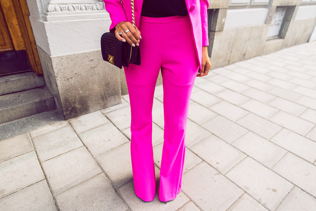 janni-deler-pink-suit-bymalinasDSC_2382-Redigera