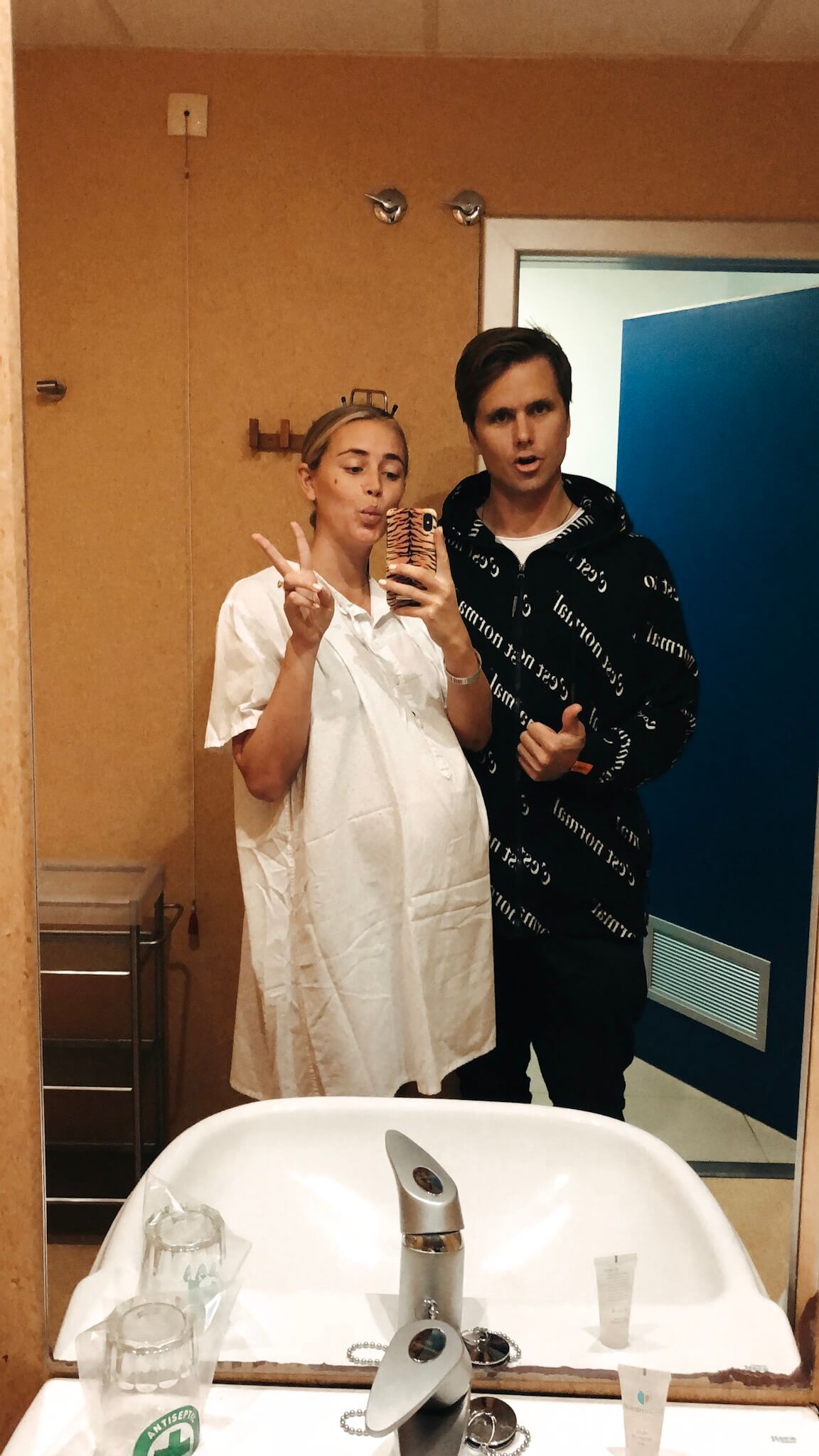 Janni olsson deler precgnancy boobs